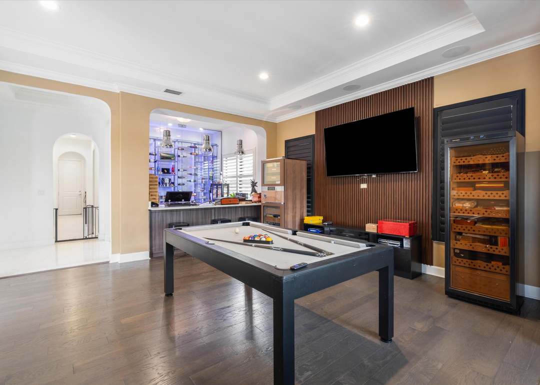 Real Estate genmid.b26025434 10 9
